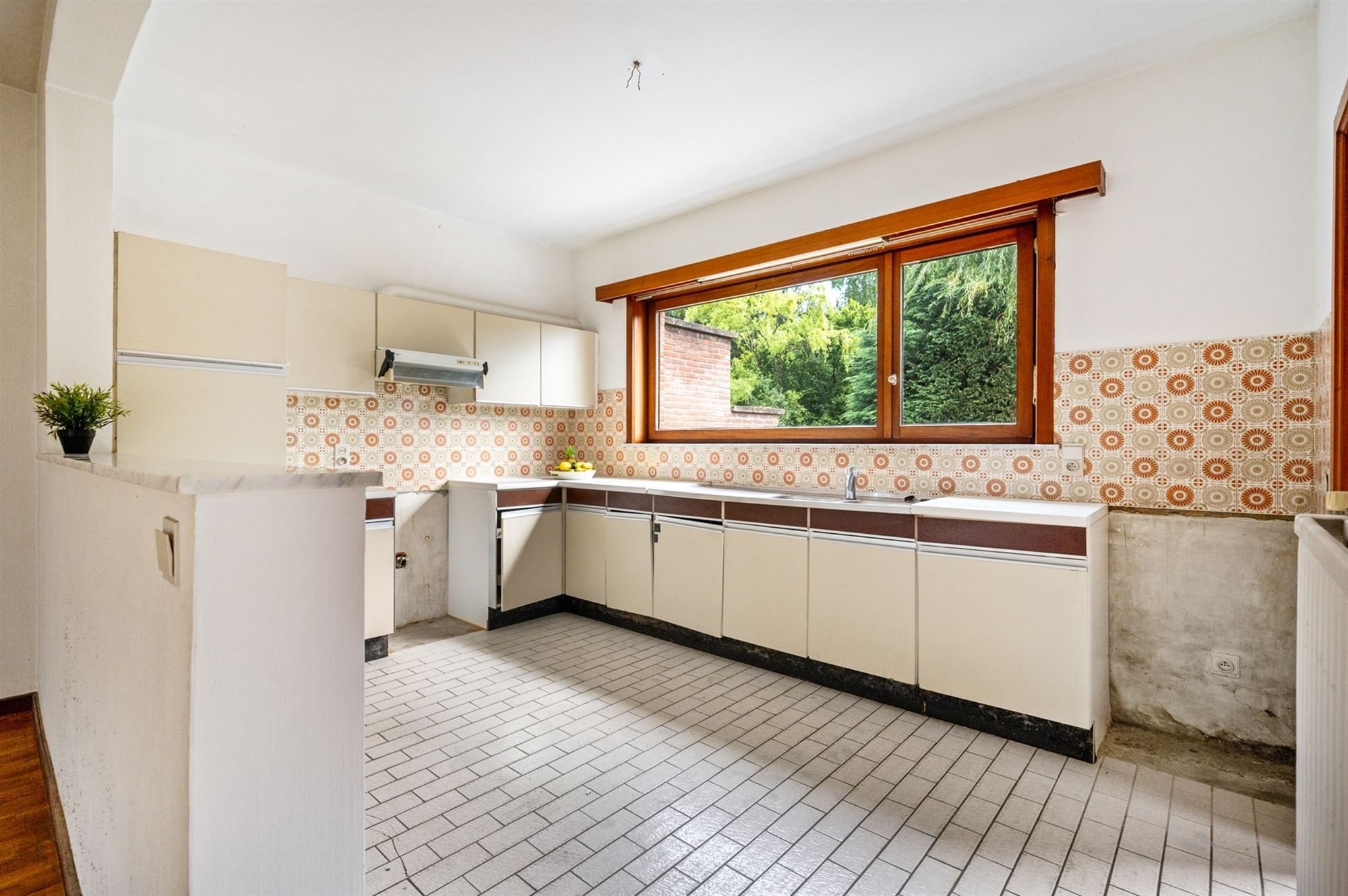 Woning met veel potentieel om een uitstekende locatie te Walem