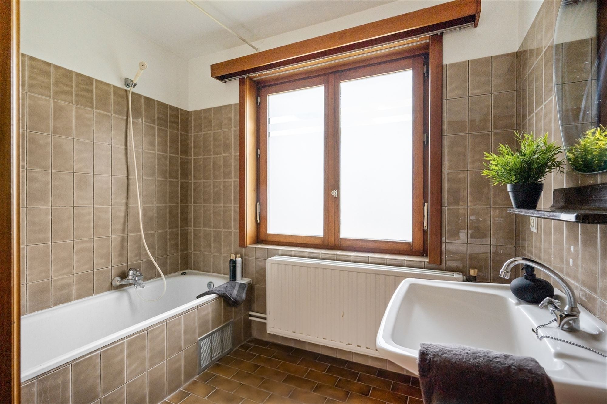 Woning met veel potentieel om een uitstekende locatie te Walem