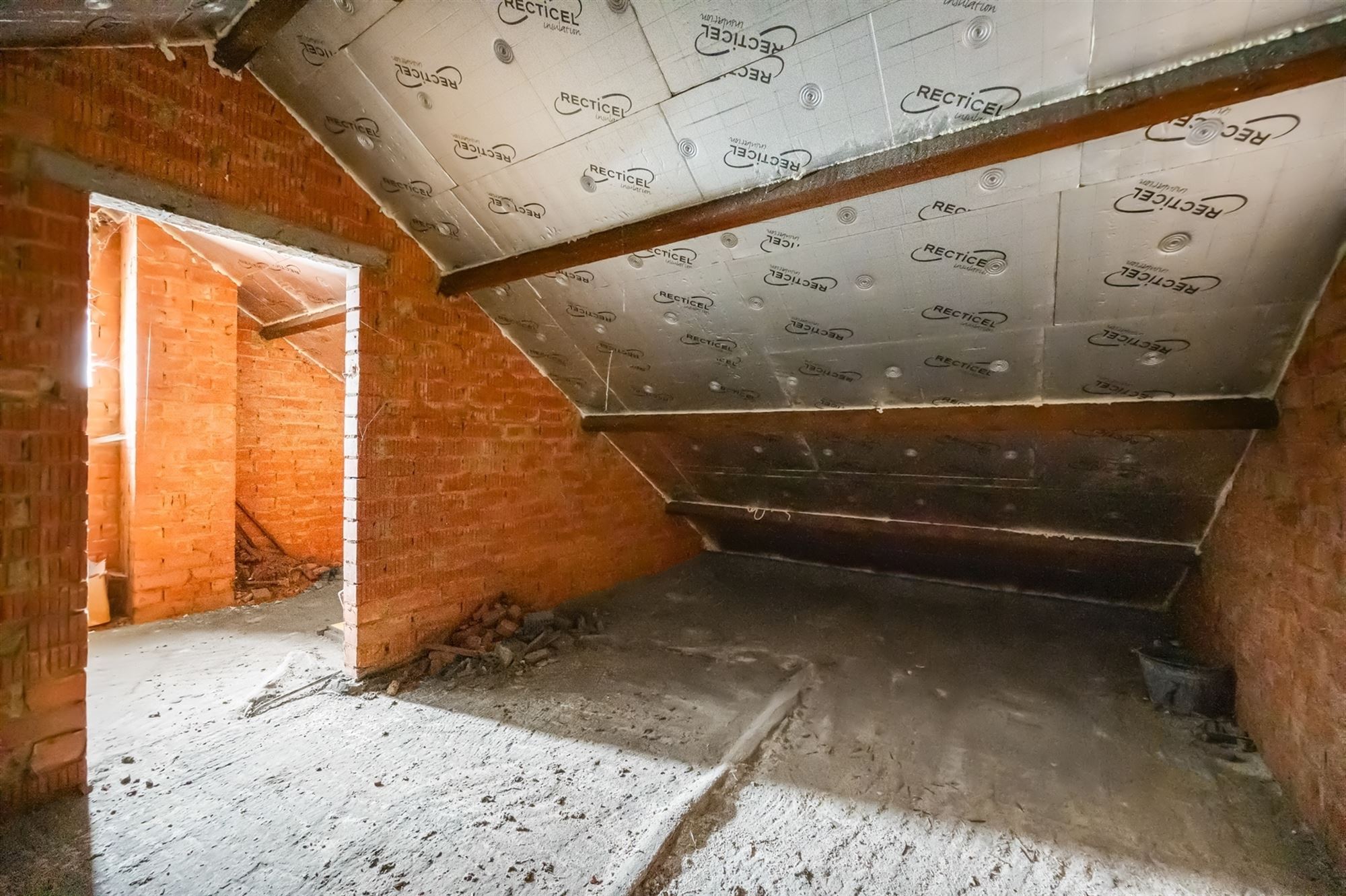 Woning met veel potentieel om een uitstekende locatie te Walem