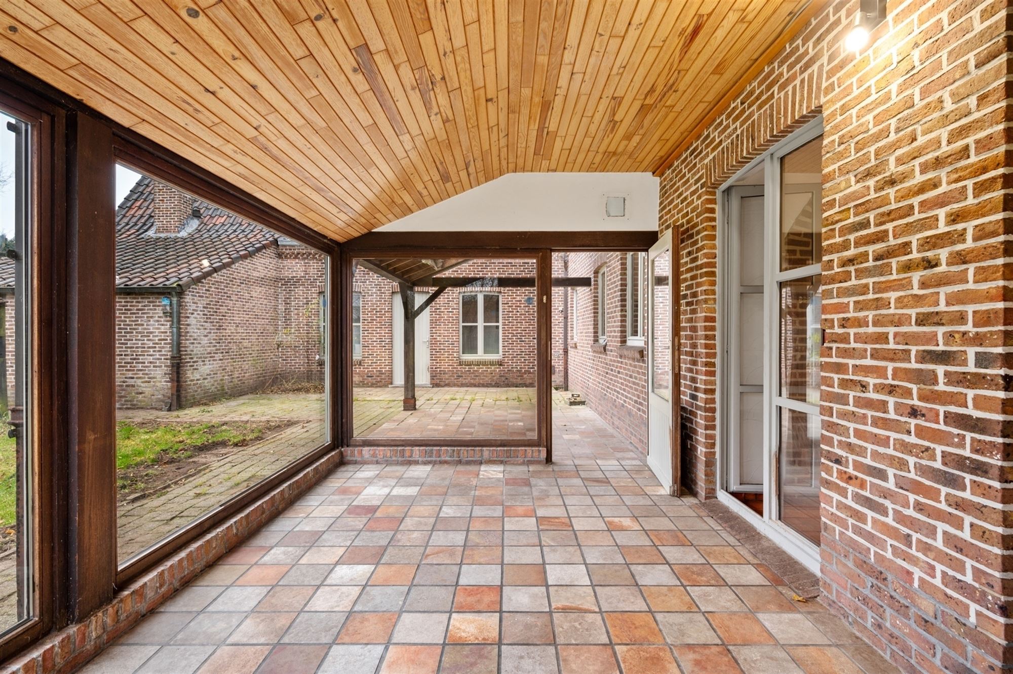 Exploitatiewoning op een perceel van + 1HA, volledig omgeven door groen, te Bonheiden.