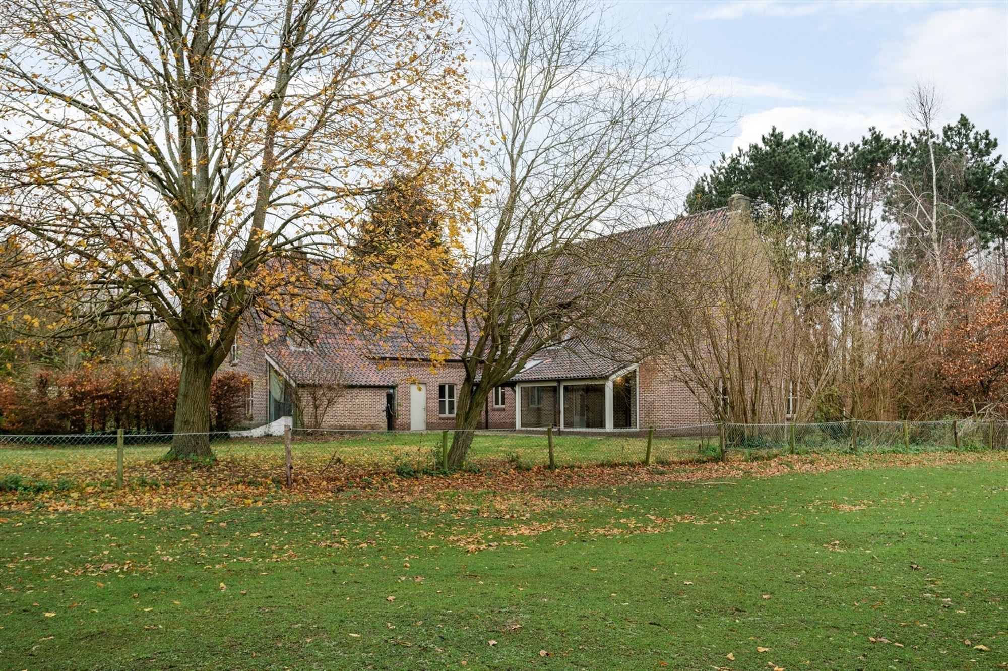 Exploitatiewoning op een perceel van + 1HA, volledig omgeven door groen, te Bonheiden.
