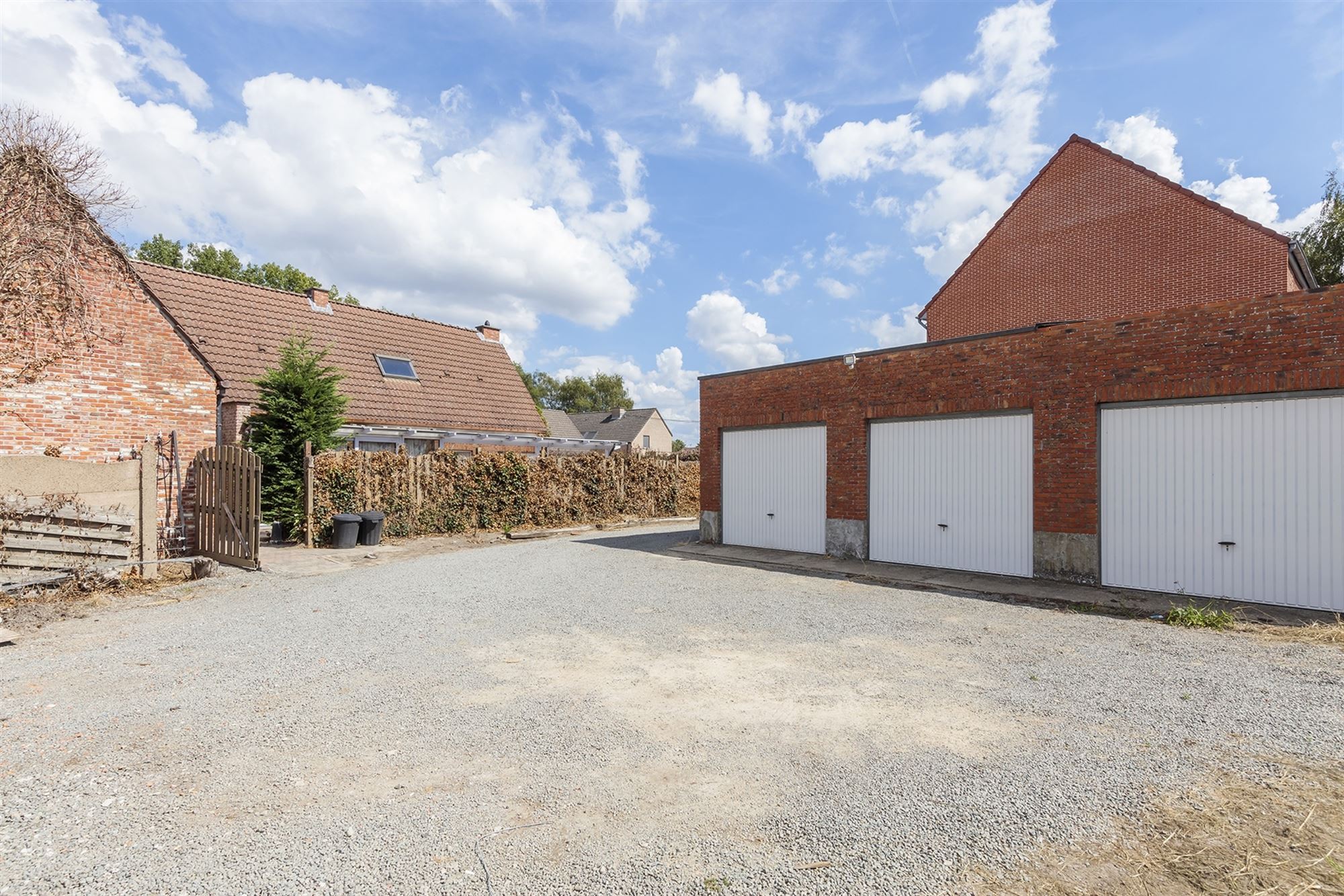 Recente woning met 3 achterliggende garages te Sint-Katelijne-Waver