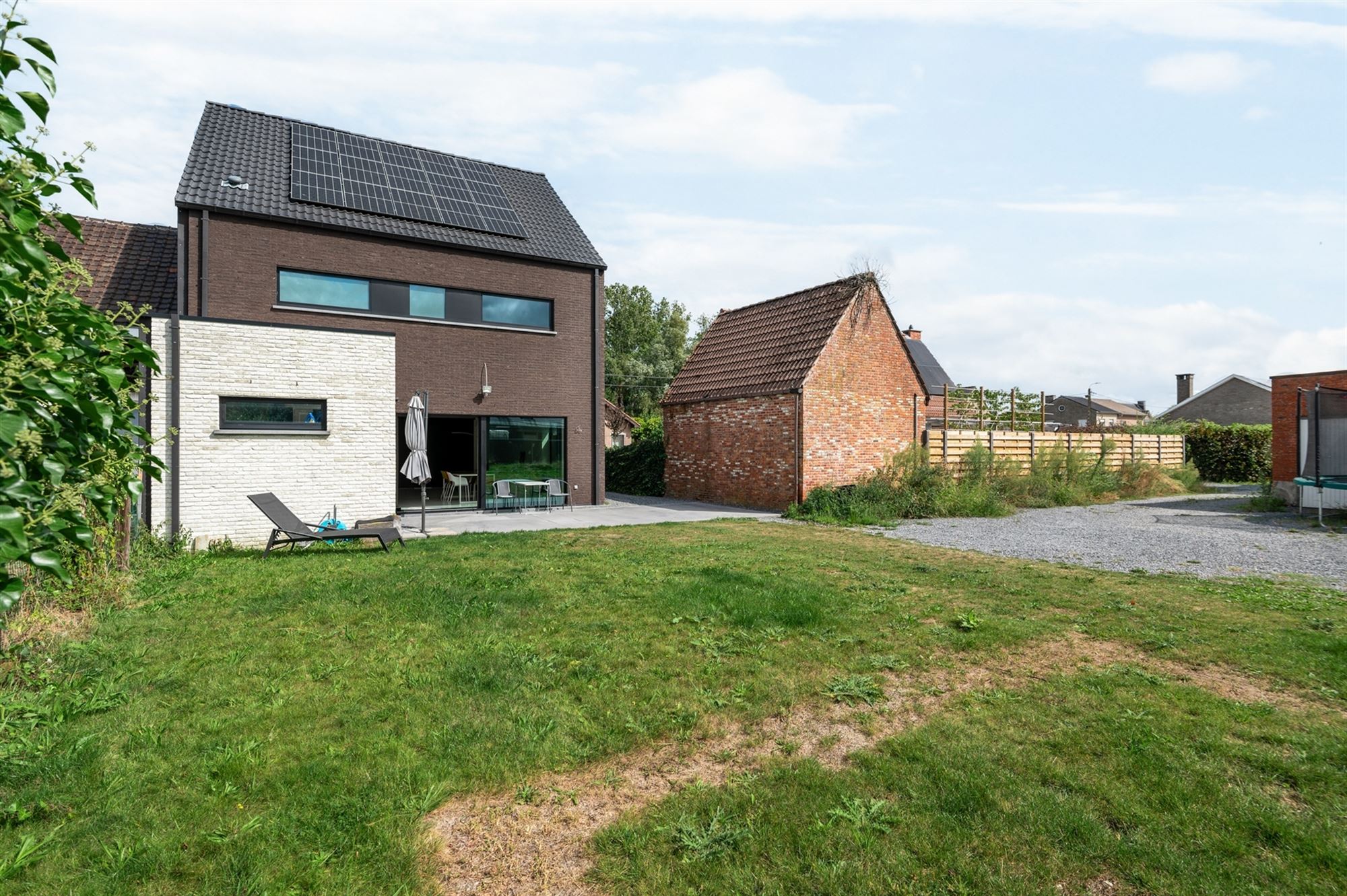 Recente woning met 3 achterliggende garages te Sint-Katelijne-Waver