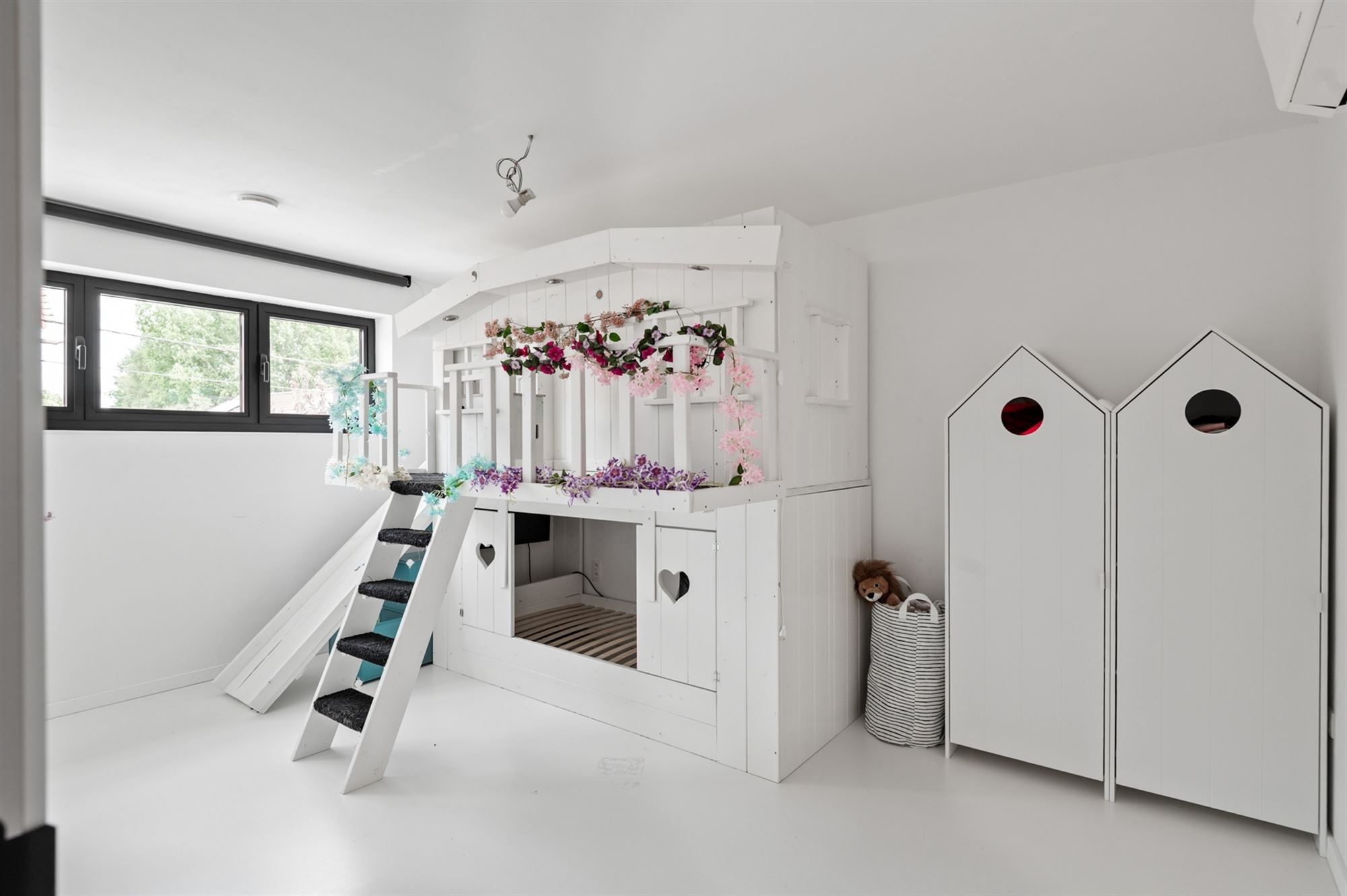 Recente woning met 3 achterliggende garages te Sint-Katelijne-Waver