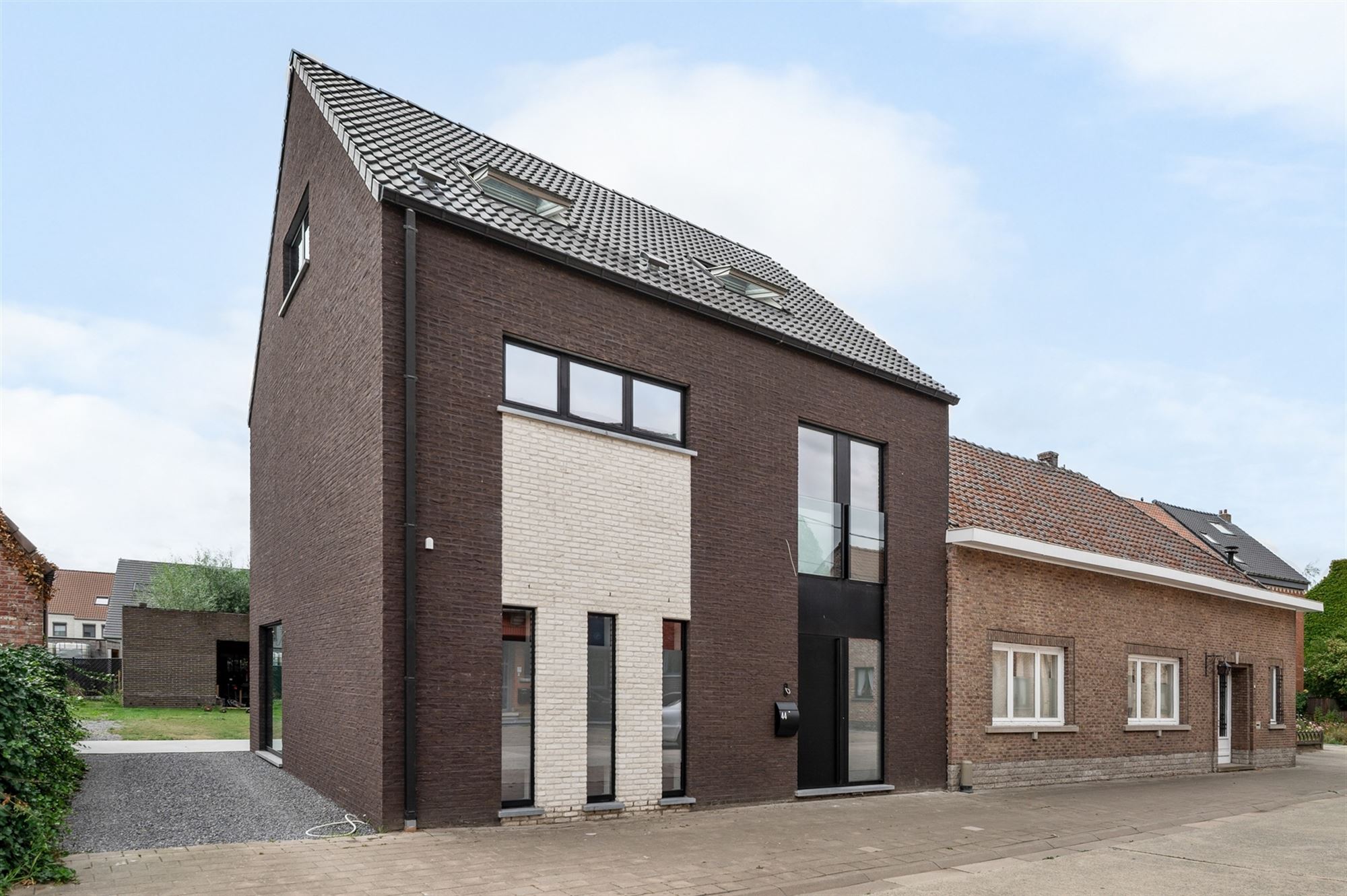 Recente woning met 3 achterliggende garages te Sint-Katelijne-Waver