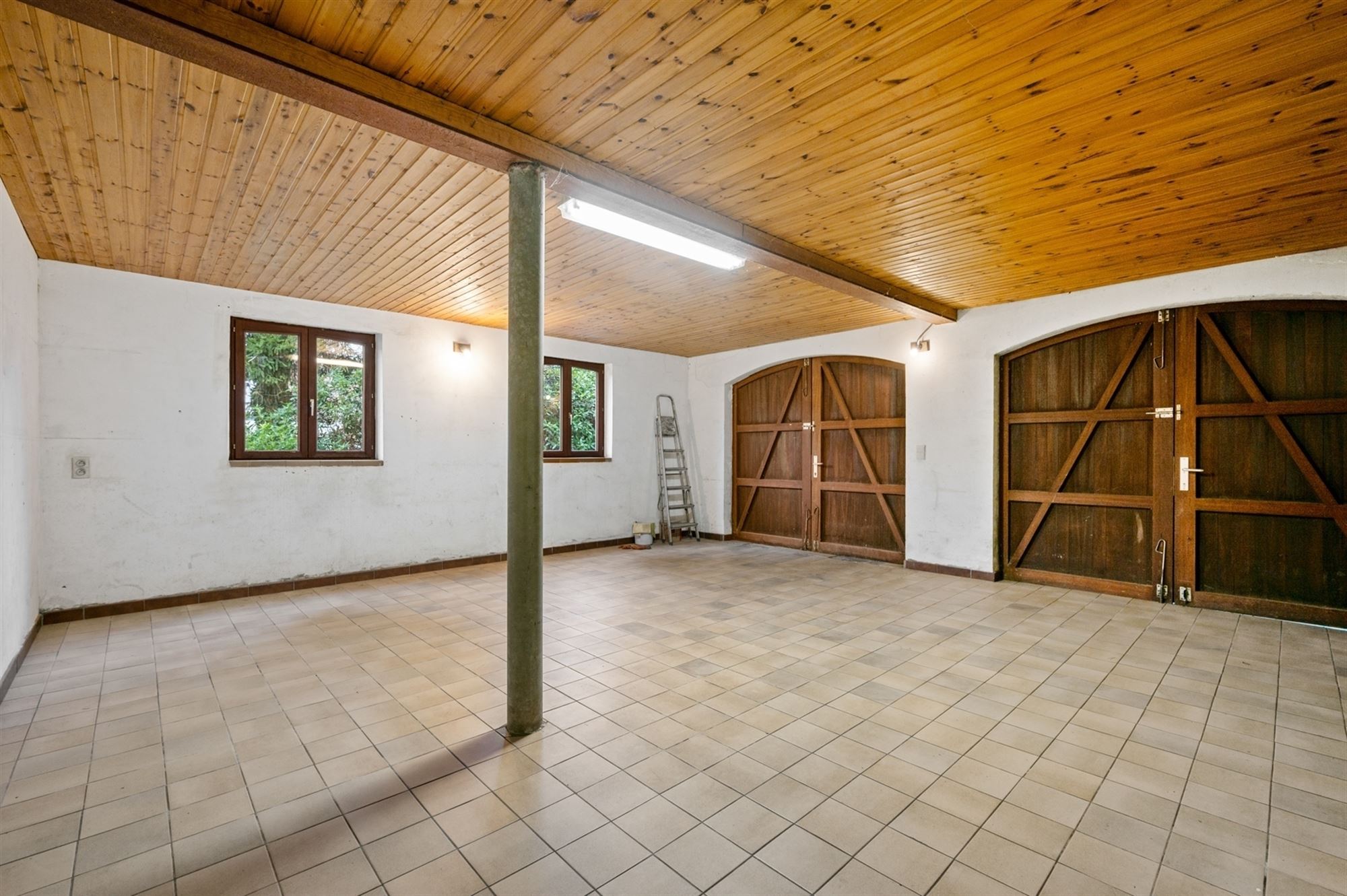 Exploitatiewoning op een perceel van + 1HA, volledig omgeven door groen, te Bonheiden.