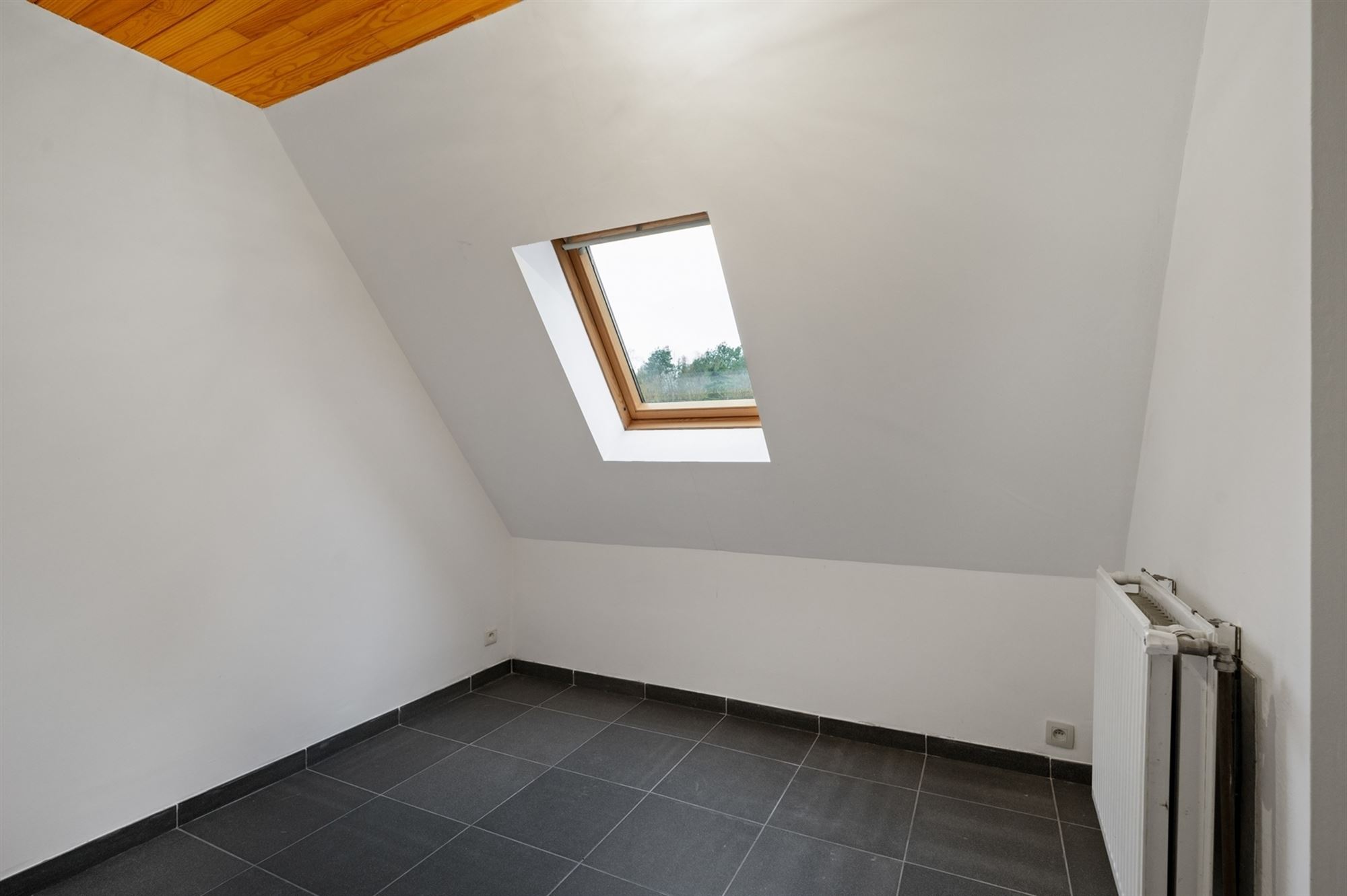 Exploitatiewoning op een perceel van + 1HA, volledig omgeven door groen, te Bonheiden.
