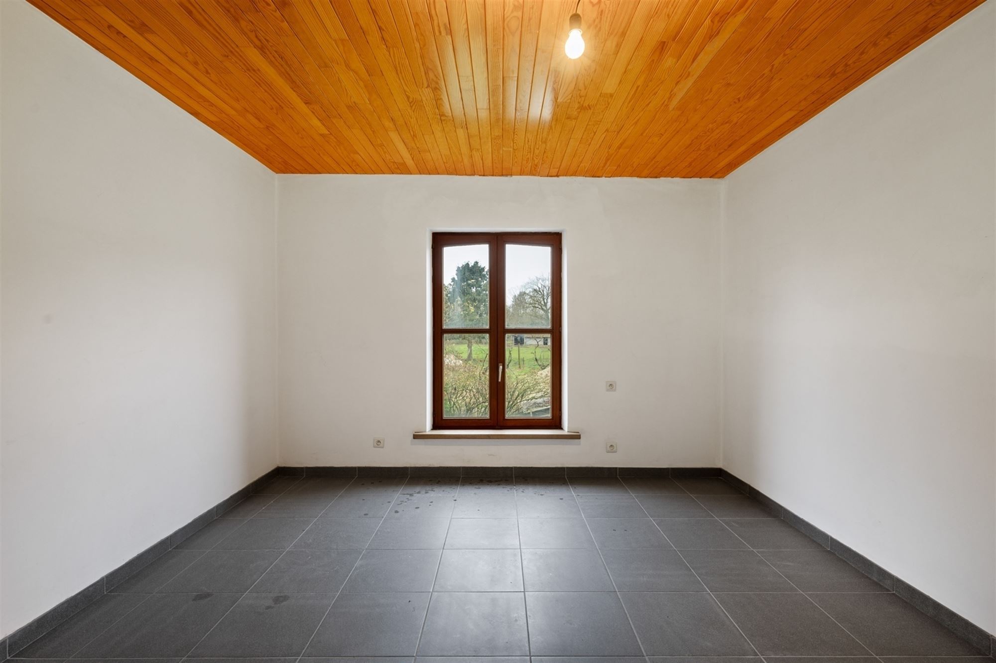 Exploitatiewoning op een perceel van + 1HA, volledig omgeven door groen, te Bonheiden.