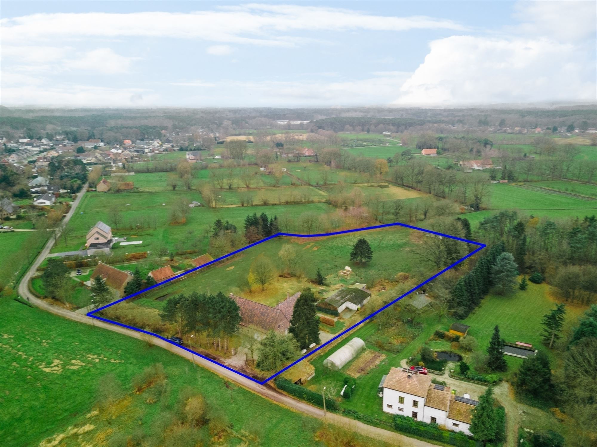 Exploitatiewoning op een perceel van + 1HA, volledig omgeven door groen, te Bonheiden.
