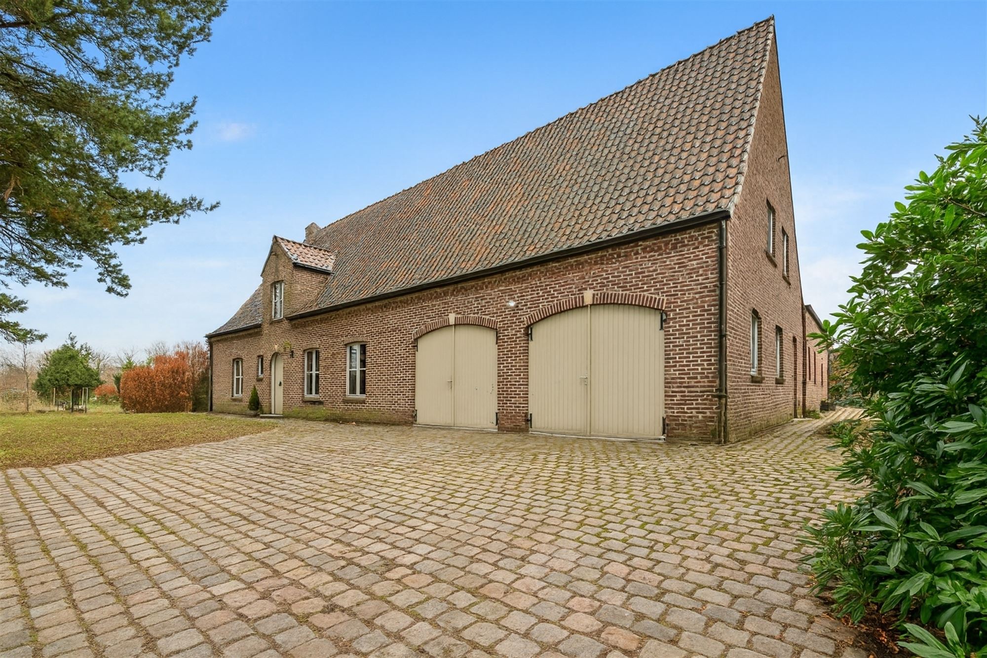 Exploitatiewoning op een perceel van + 1HA, volledig omgeven door groen, te Bonheiden.