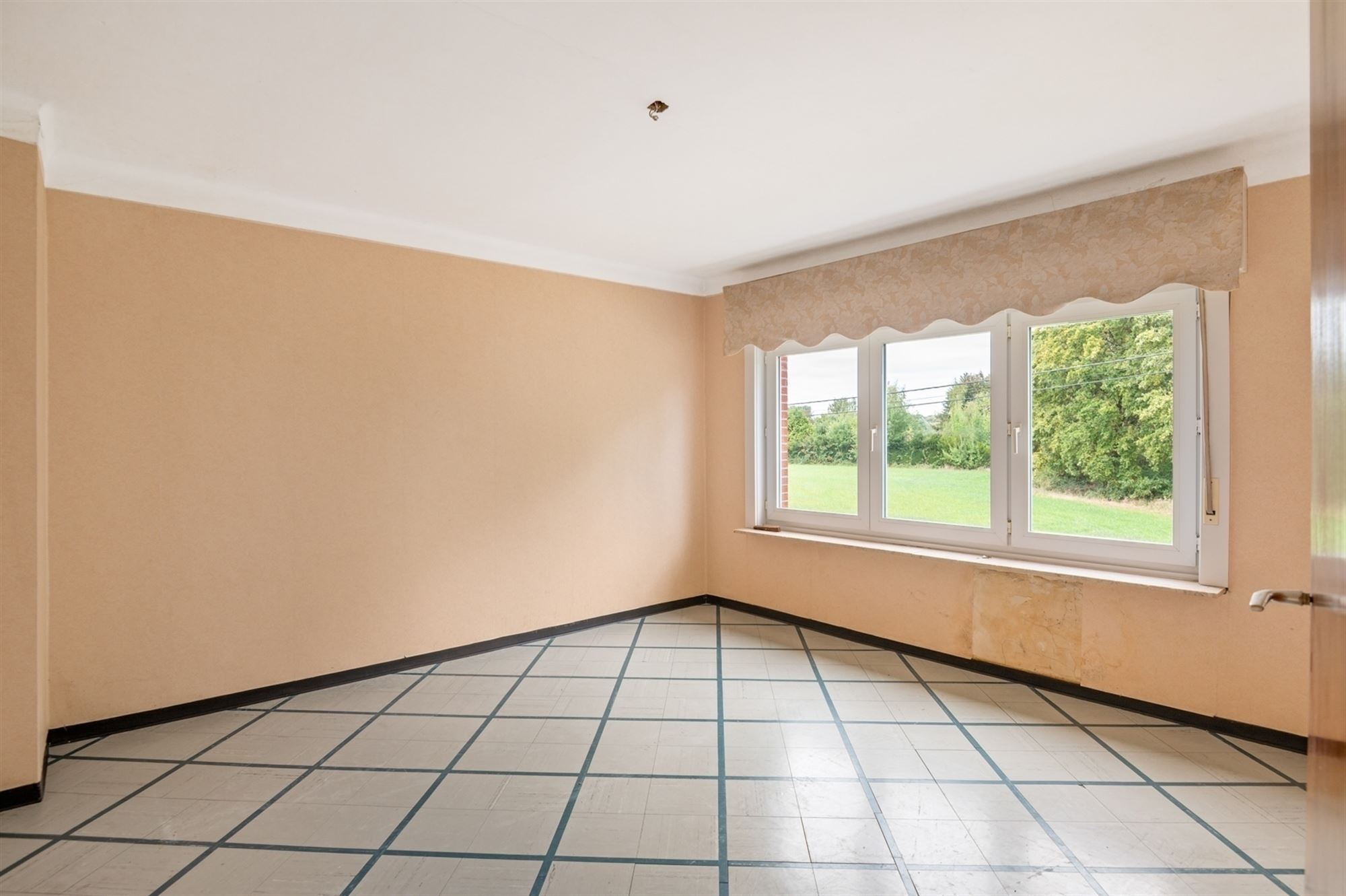 Te renoveren woning met 5 slpks te Koningshooikt