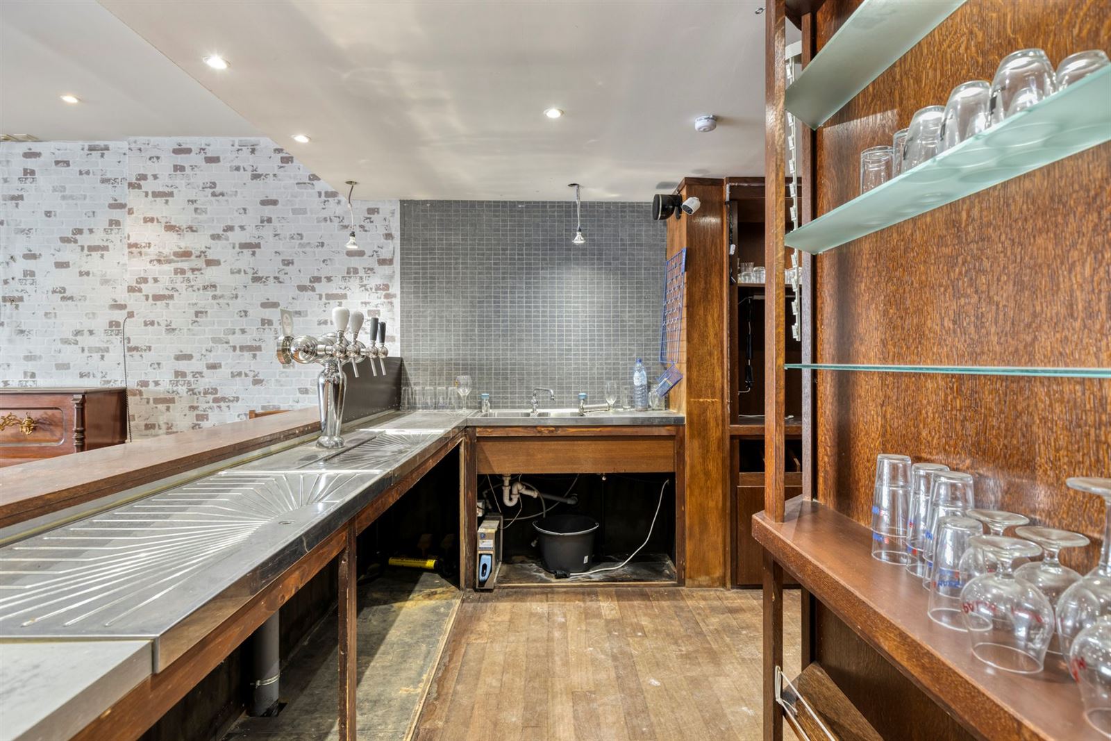 FOTO’S 7 : Café te 1600 SINT-PIETERS-LEEUW (België) - Prijs € 179.000