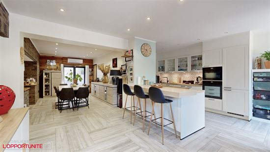 Magnifique maison 4 facades entierement renovee, double garage, electricite conforme, beau jardin.