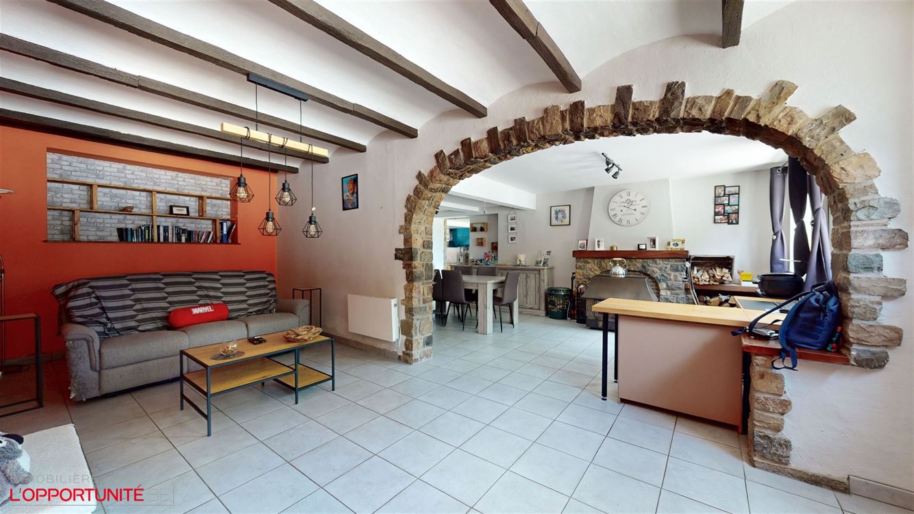 Belle maison deux chambres, bureau, 14 panneaux, électricité conforme, magnifique jardin et parking 4 voitures.