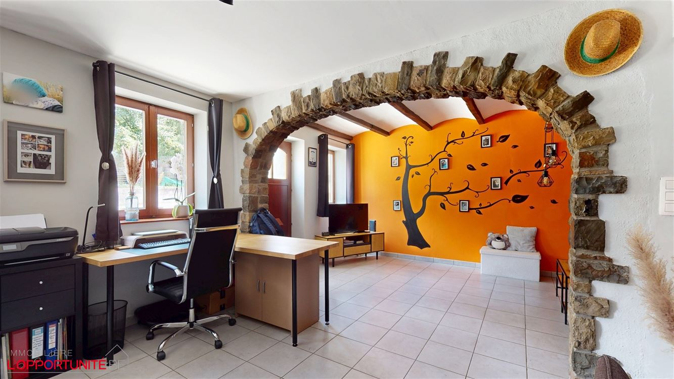Belle maison deux chambres, bureau, 14 panneaux, électricité conforme, magnifique jardin et parking 4 voitures.