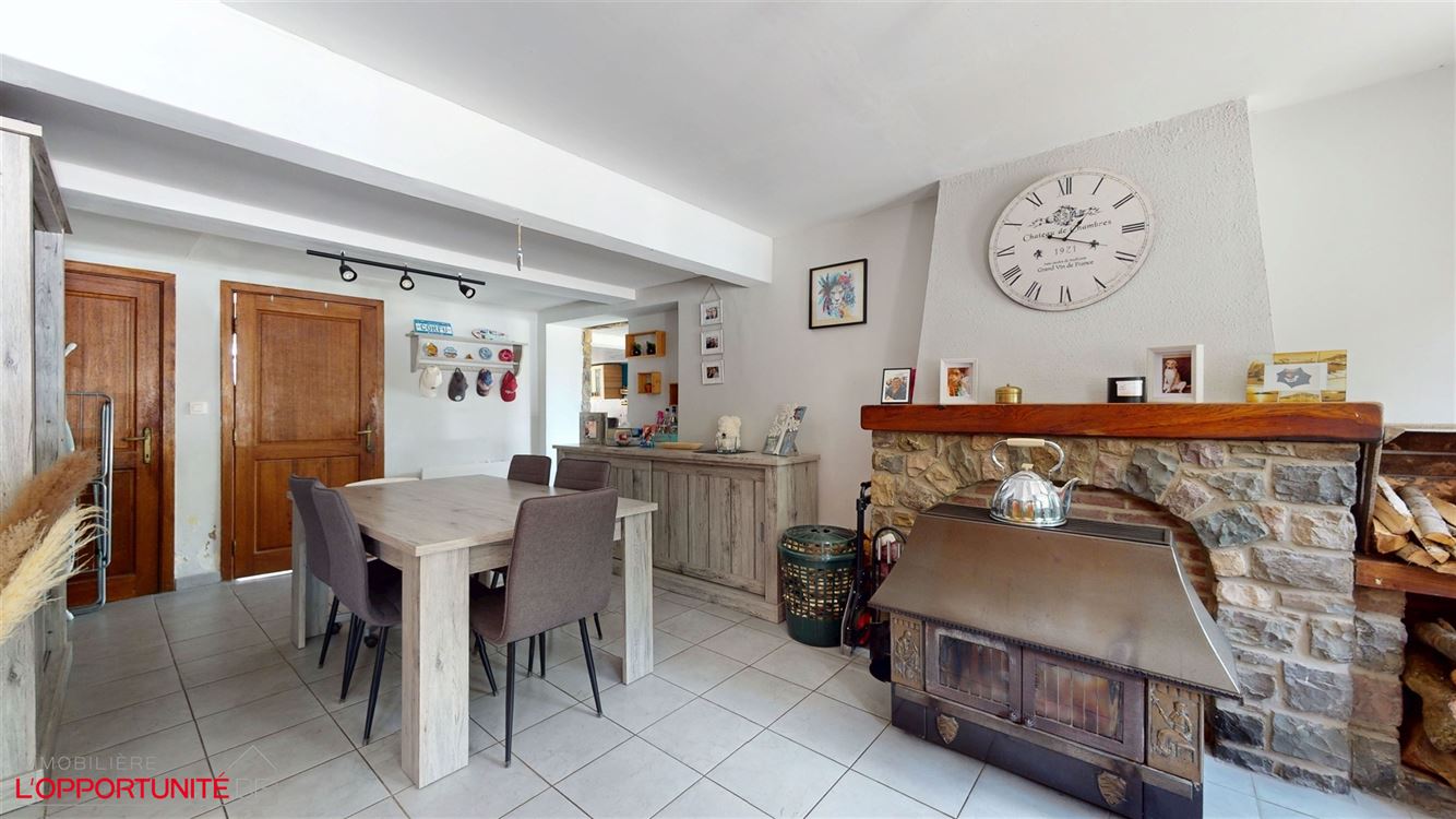 Belle maison deux chambres, bureau, 14 panneaux, électricité conforme, magnifique jardin et parking 4 voitures.