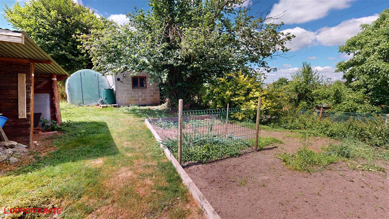 Belle maison deux chambres, bureau, 14 panneaux, électricité conforme, magnifique jardin et parking 4 voitures.