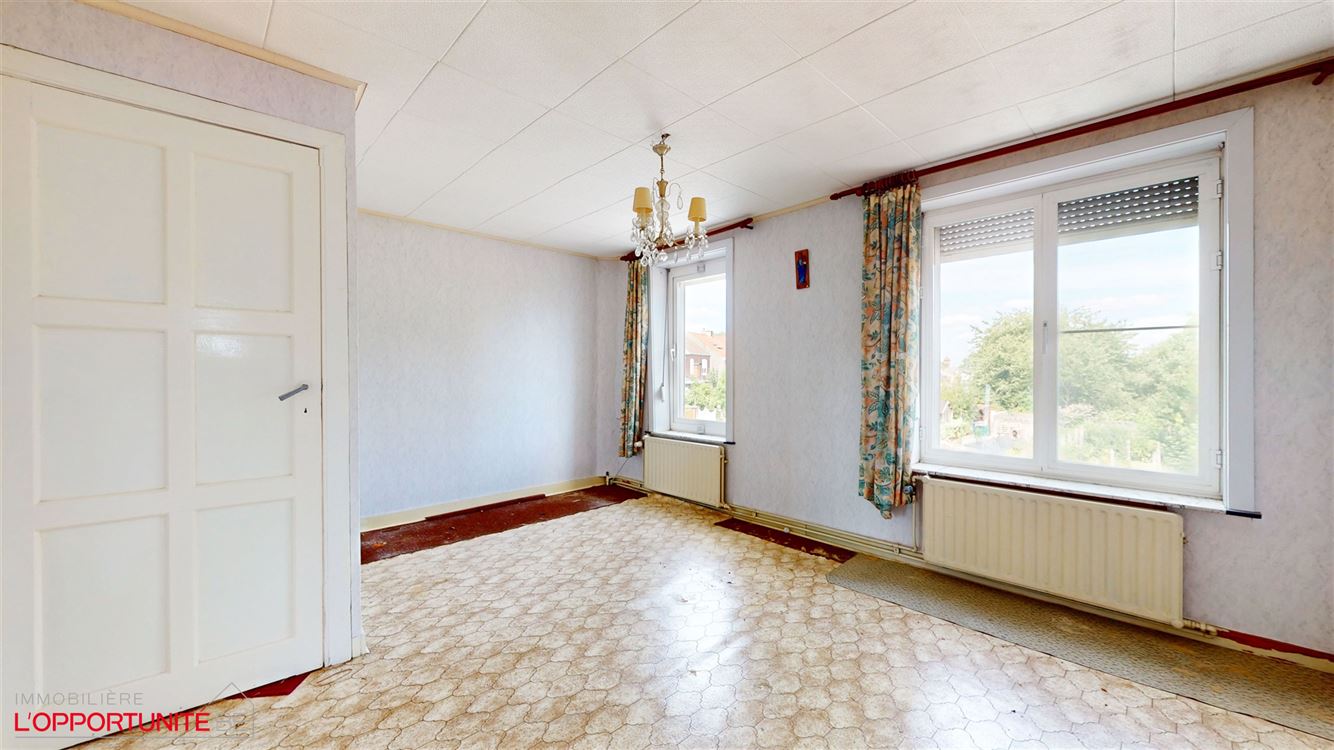 Belle maison à rénover, deux chambres, grenier, beau jardin.