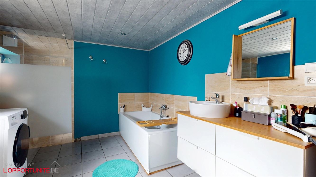 Belle maison deux chambres, bureau, 14 panneaux, électricité conforme, magnifique jardin et parking 4 voitures.