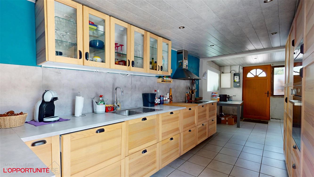 Belle maison deux chambres, bureau, 14 panneaux, électricité conforme, magnifique jardin et parking 4 voitures.