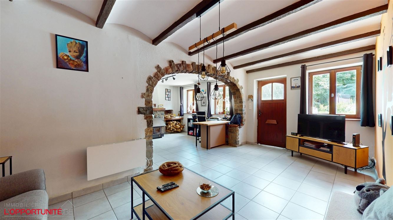 Belle maison deux chambres, bureau, 14 panneaux, électricité conforme, magnifique jardin et parking 4 voitures.