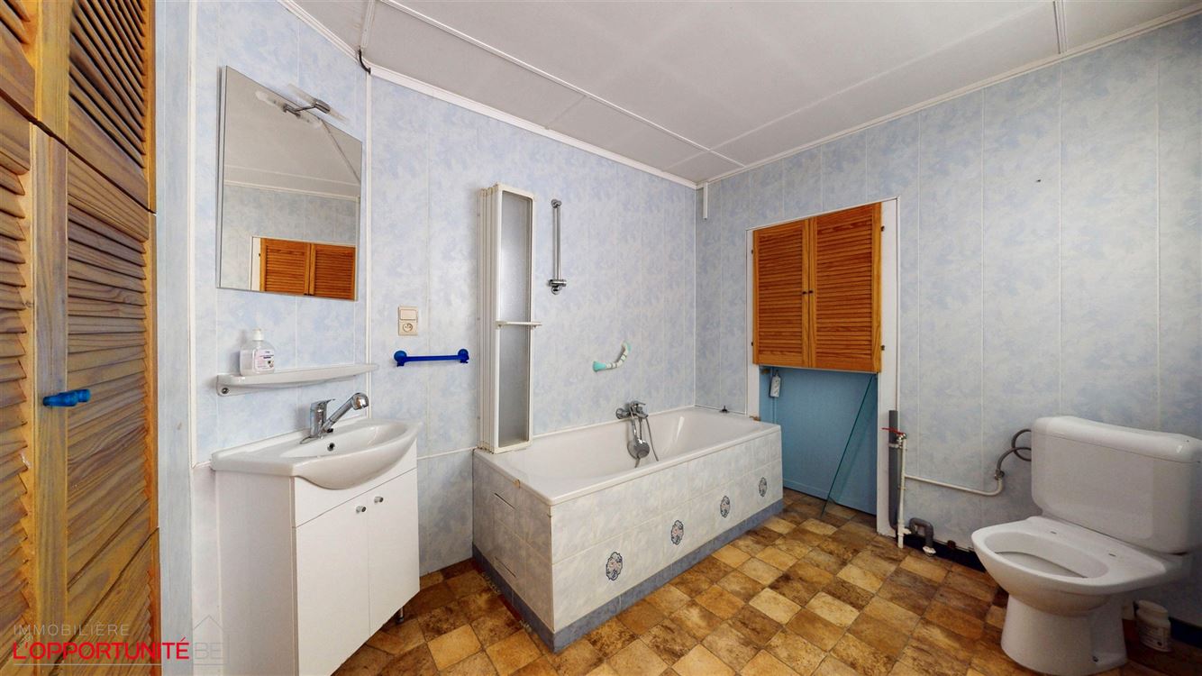 Belle maison à rénover, deux chambres, grenier, beau jardin.