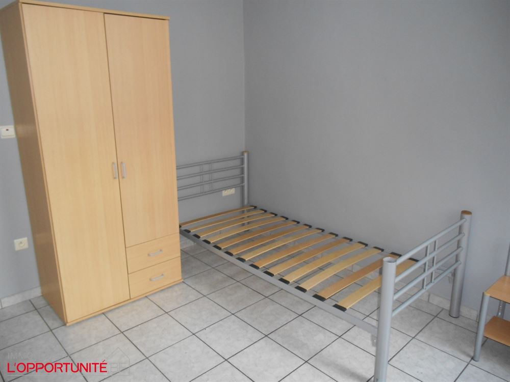Maison composée de 5 studios loués actuellement avec l'agence immobilière sociale, en ordre d'urbanisme, pompier, permis de location jusqu'en juillet 2028. Rentabilité net de +/- 7%.