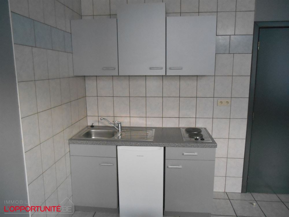 Maison composée de 5 studios loués actuellement avec l'agence immobilière sociale, en ordre d'urbanisme, pompier, permis de location jusqu'en juillet 2028. Rentabilité net de +/- 7%.