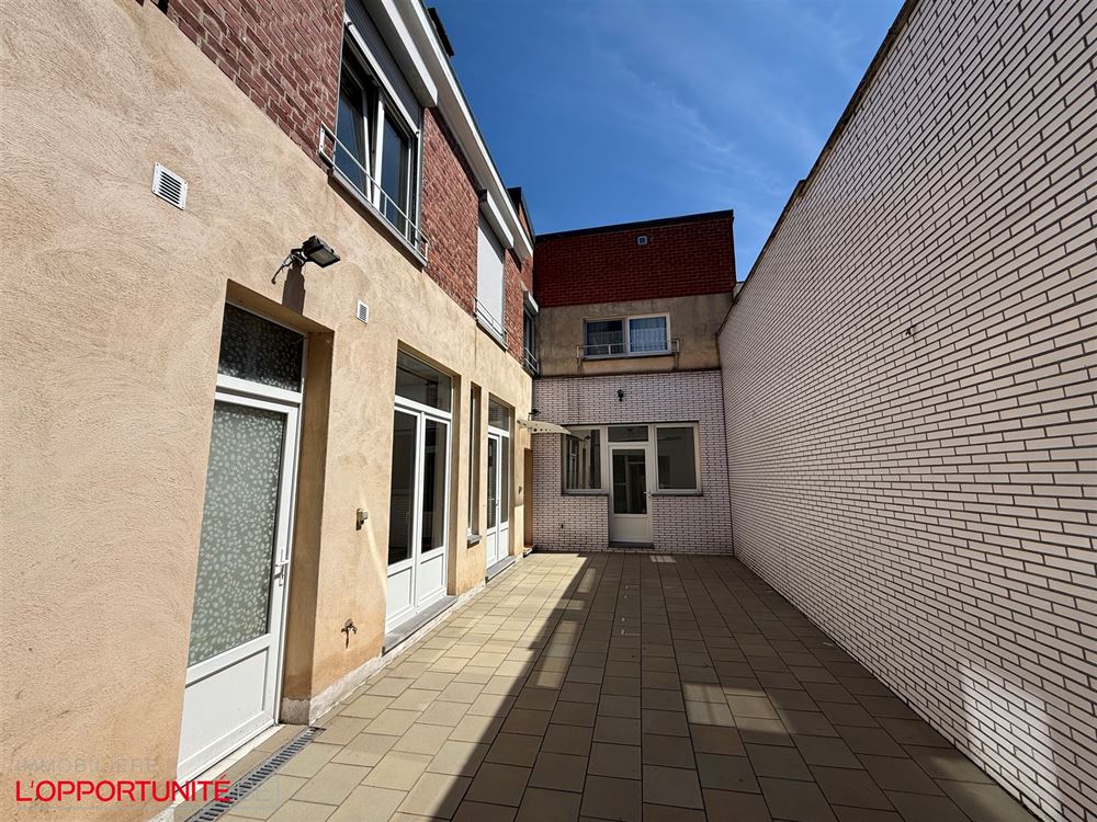 Superbe immeuble 4 appartements + 2 maisons. Entièrement loué. 2 terrasses et un garage. Compteurs séparés, chauffage central gaz, chaudières individuelles. Rentabilité net de +/- 6,5%.