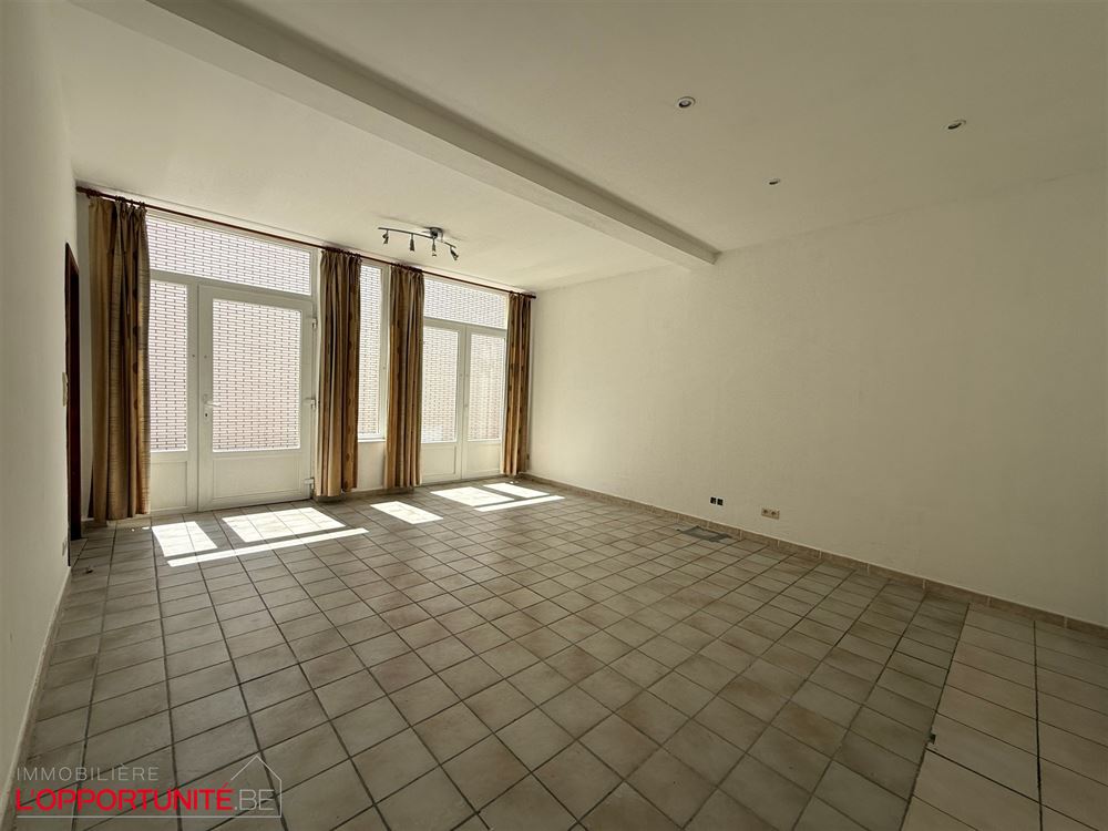 Superbe immeuble 4 appartements + 2 maisons. Entièrement loué. 2 terrasses et un garage. Compteurs séparés, chauffage central gaz, chaudières individuelles. Rentabilité net de +/- 6,5%.