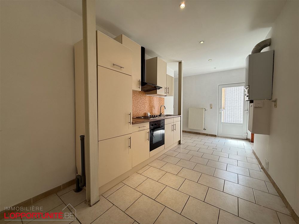 Superbe immeuble 4 appartements + 2 maisons. Entièrement loué. 2 terrasses et un garage. Compteurs séparés, chauffage central gaz, chaudières individuelles. Rentabilité net de +/- 6,5%.
