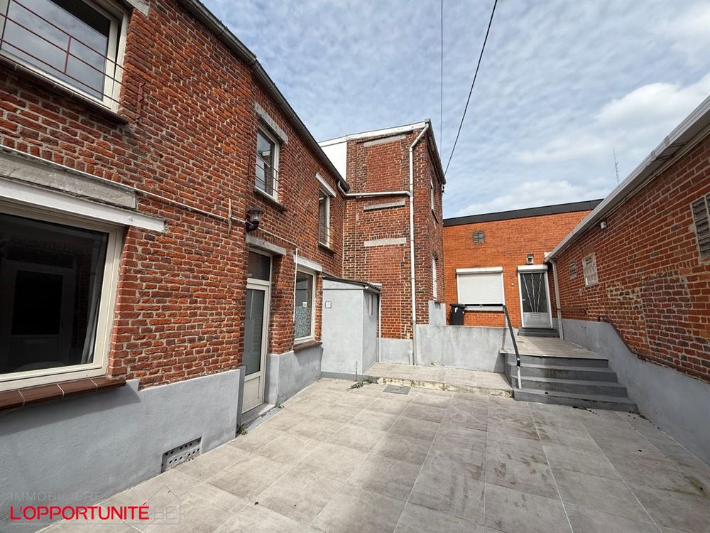Superbe immeuble 4 appartements + 2 maisons. Entièrement loué. 2 terrasses et un garage. Compteurs séparés, chauffage central gaz, chaudières individuelles. Rentabilité net de +/- 6,5%.