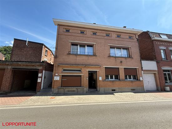 Superbe immeuble 4 appartements + 2 maisons. Entièrement loué. 2 terrasses et un garage. Compteurs séparés, chauffage central gaz, chaudières individuelles. Rentabilité net de +/- 6,5%.