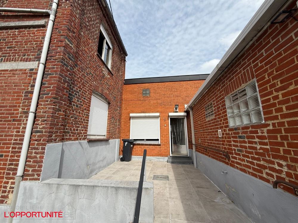Superbe immeuble 4 appartements + 2 maisons. Entièrement loué. 2 terrasses et un garage. Compteurs séparés, chauffage central gaz, chaudières individuelles. Rentabilité net de +/- 6,5%.