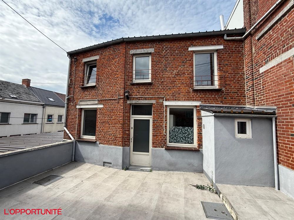 Superbe immeuble 4 appartements + 2 maisons. Entièrement loué. 2 terrasses et un garage. Compteurs séparés, chauffage central gaz, chaudières individuelles. Rentabilité net de +/- 6,5%.