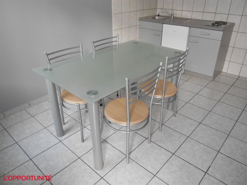 Maison composée de 5 studios loués actuellement avec l'agence immobilière sociale, en ordre d'urbanisme, pompier, permis de location jusqu'en juillet 2028. Rentabilité net de +/- 7%.