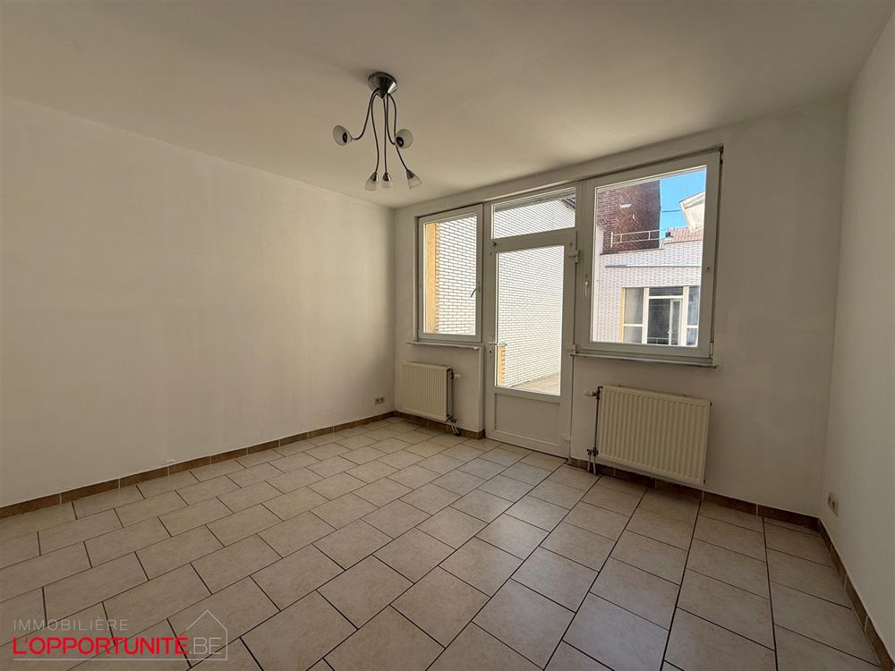 Superbe immeuble 4 appartements + 2 maisons. Entièrement loué. 2 terrasses et un garage. Compteurs séparés, chauffage central gaz, chaudières individuelles. Rentabilité net de +/- 6,5%.