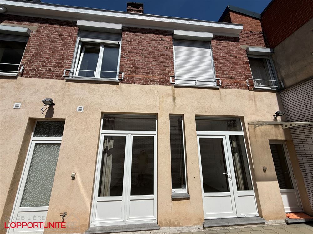 Superbe immeuble 4 appartements + 2 maisons. Entièrement loué. 2 terrasses et un garage. Compteurs séparés, chauffage central gaz, chaudières individuelles. Rentabilité net de +/- 6,5%.