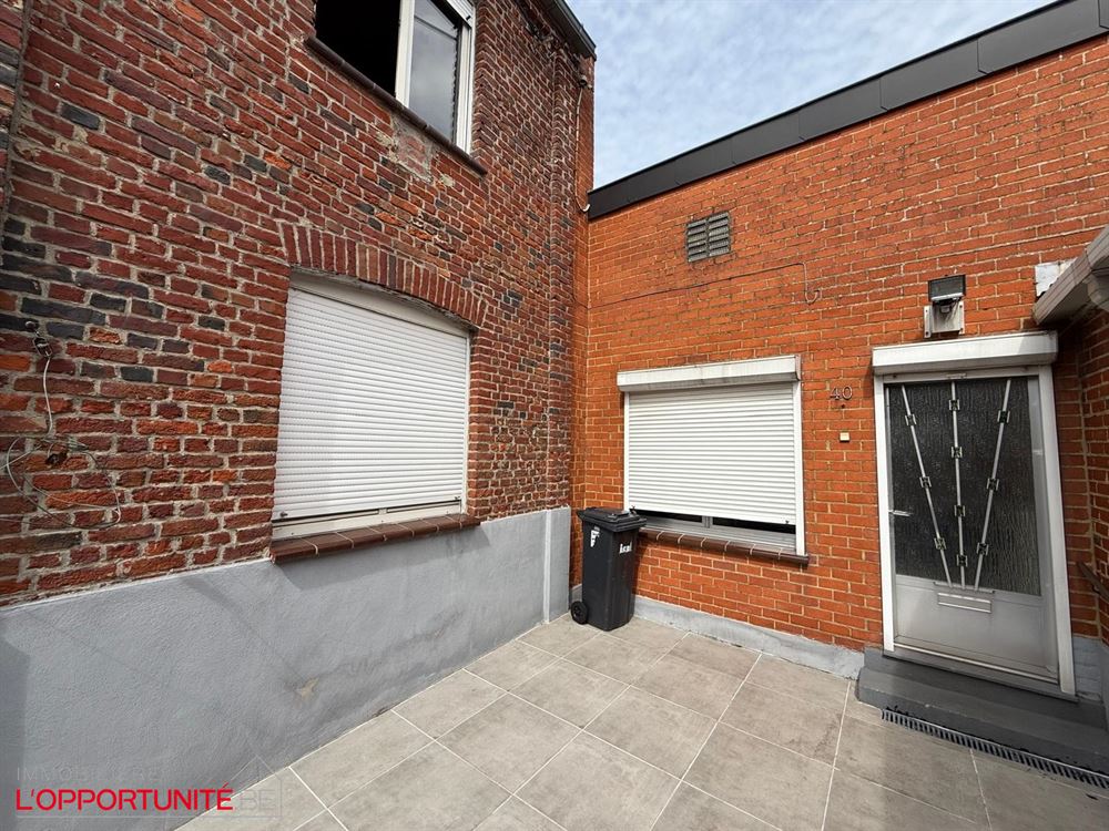 Superbe immeuble 4 appartements + 2 maisons. Entièrement loué. 2 terrasses et un garage. Compteurs séparés, chauffage central gaz, chaudières individuelles. Rentabilité net de +/- 6,5%.
