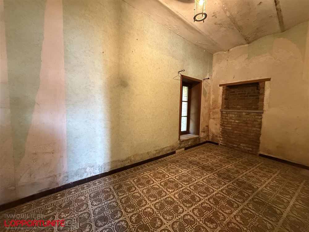 Opportunité rare, ensemble de 2 maisons totalement à restaurer. Cinq chambres possibilité 5 chambres de plus dans les greniers, grand jardin, entrepot à restaurer.
