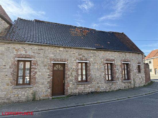 Opportunité rare, ensemble de 2 maisons totalement à restaurer. Cinq chambres possibilité 5 chambres de plus dans les greniers, grand jardin, entrepot à restaurer.