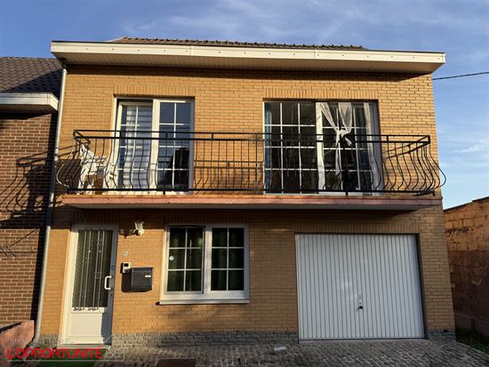 Belle maison 3 facades, 2 chambres et garage. PAS DE JARDIN.