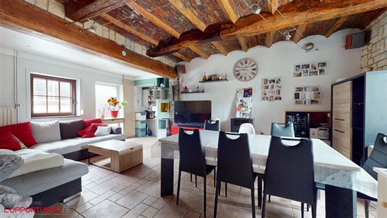 Belle maison rénovée trois chambres, 9 panneaux photovoltaïques passage latéral privatif et magnifique jardin.