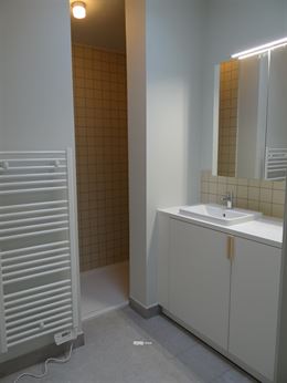 TE HUUR OP JAARBASIS - héél ruim ongemeubeld nieuwbouw dakappartement - enige bewoner op dit verdiep - zonnekant - living doorlopend vooraan - achte...