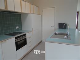 TE HUUR OP JAARBASIS - héél ruim ongemeubeld nieuwbouw dakappartement - enige bewoner op dit verdiep - zonnekant - living doorlopend vooraan - achte...