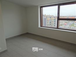 TE HUUR OP JAARBASIS - héél ruim ongemeubeld nieuwbouw dakappartement - enige bewoner op dit verdiep - zonnekant - living doorlopend vooraan - achte...