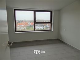 TE HUUR OP JAARBASIS - héél ruim ongemeubeld nieuwbouw dakappartement - enige bewoner op dit verdiep - zonnekant - living doorlopend vooraan - achte...