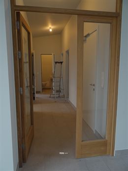TE HUUR OP JAARBASIS - héél ruim ongemeubeld nieuwbouw dakappartement - enige bewoner op dit verdiep - zonnekant - living doorlopend vooraan - achte...