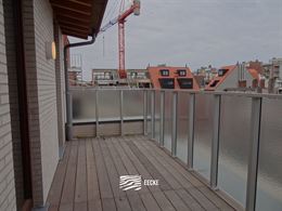 TE HUUR OP JAARBASIS - héél ruim ongemeubeld nieuwbouw dakappartement - enige bewoner op dit verdiep - zonnekant - living doorlopend vooraan - achte...