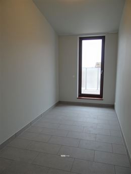TE HUUR OP JAARBASIS - héél ruim ongemeubeld nieuwbouw dakappartement - enige bewoner op dit verdiep - zonnekant - living doorlopend vooraan - achte...